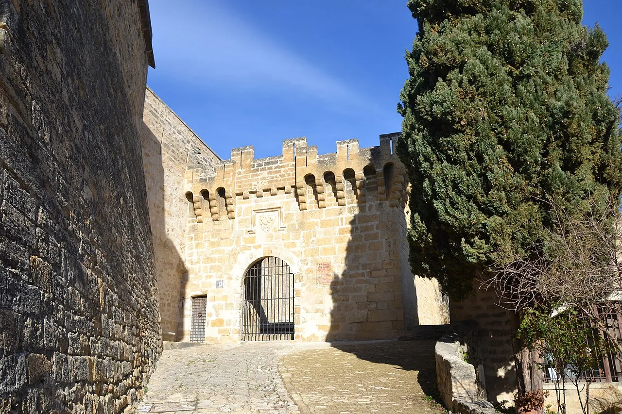 Entrée du château d’Ansouis dans le village du Luberon