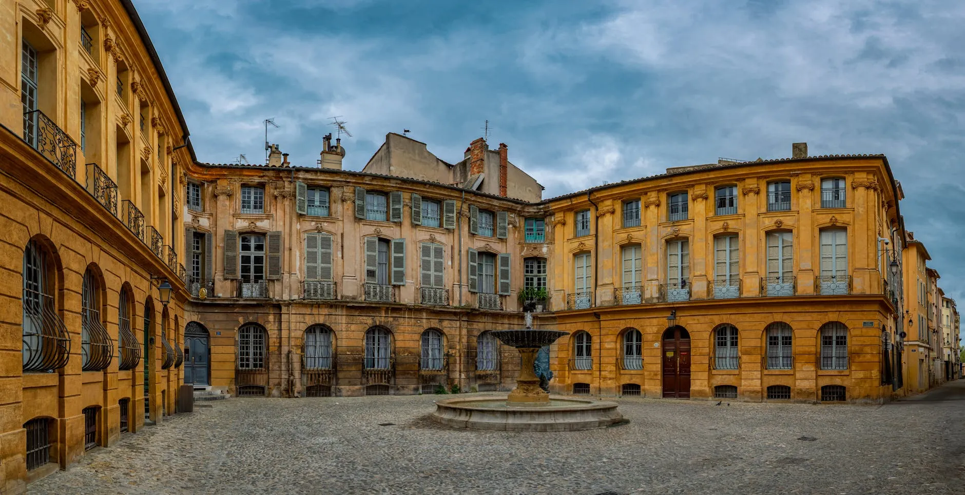 A shaded square in the heart of Avignon