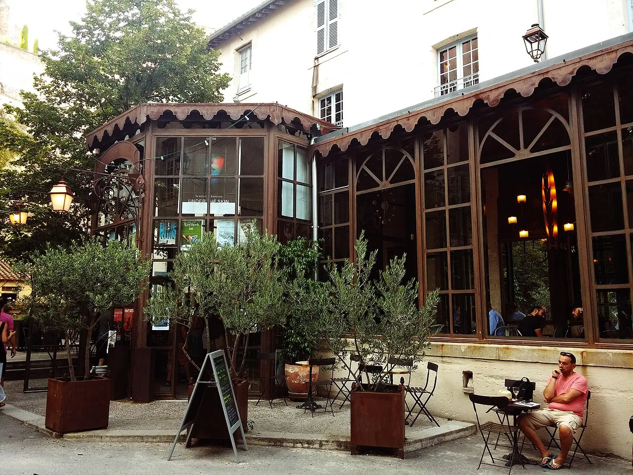 Façade extérieure d’un cinéma à Avignon à la tombée du jour