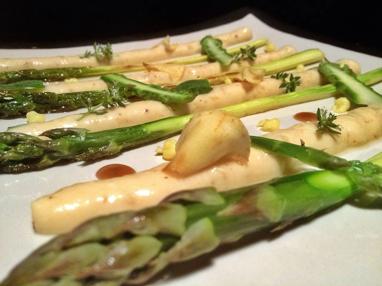 Asperges vertes à la crème de Banon au miel de lavande