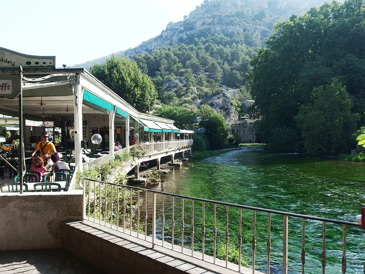 Eau claire de la Sorgue à Fontaine-de-Vaucluse dans le Luberon