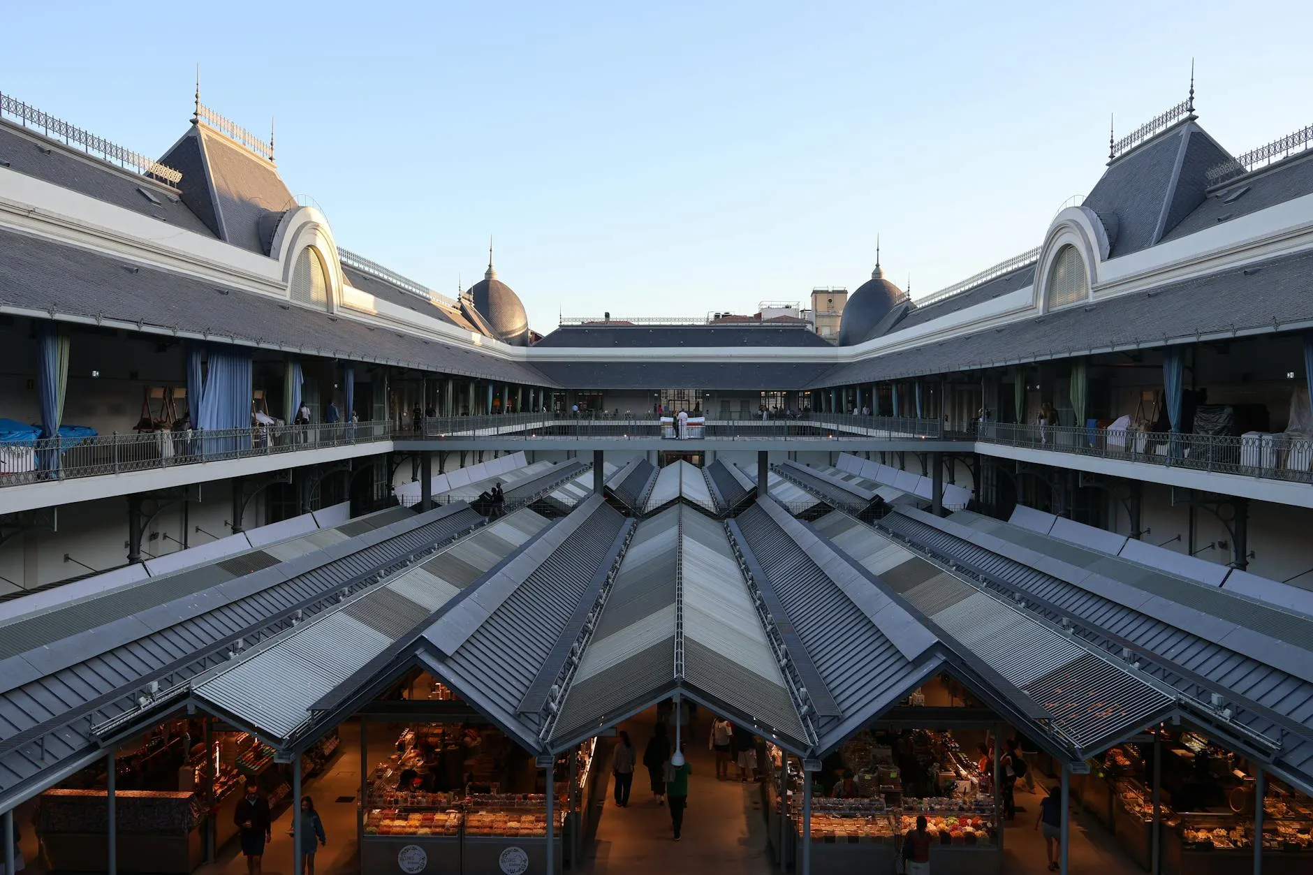 The interior of a covered market and its stalls