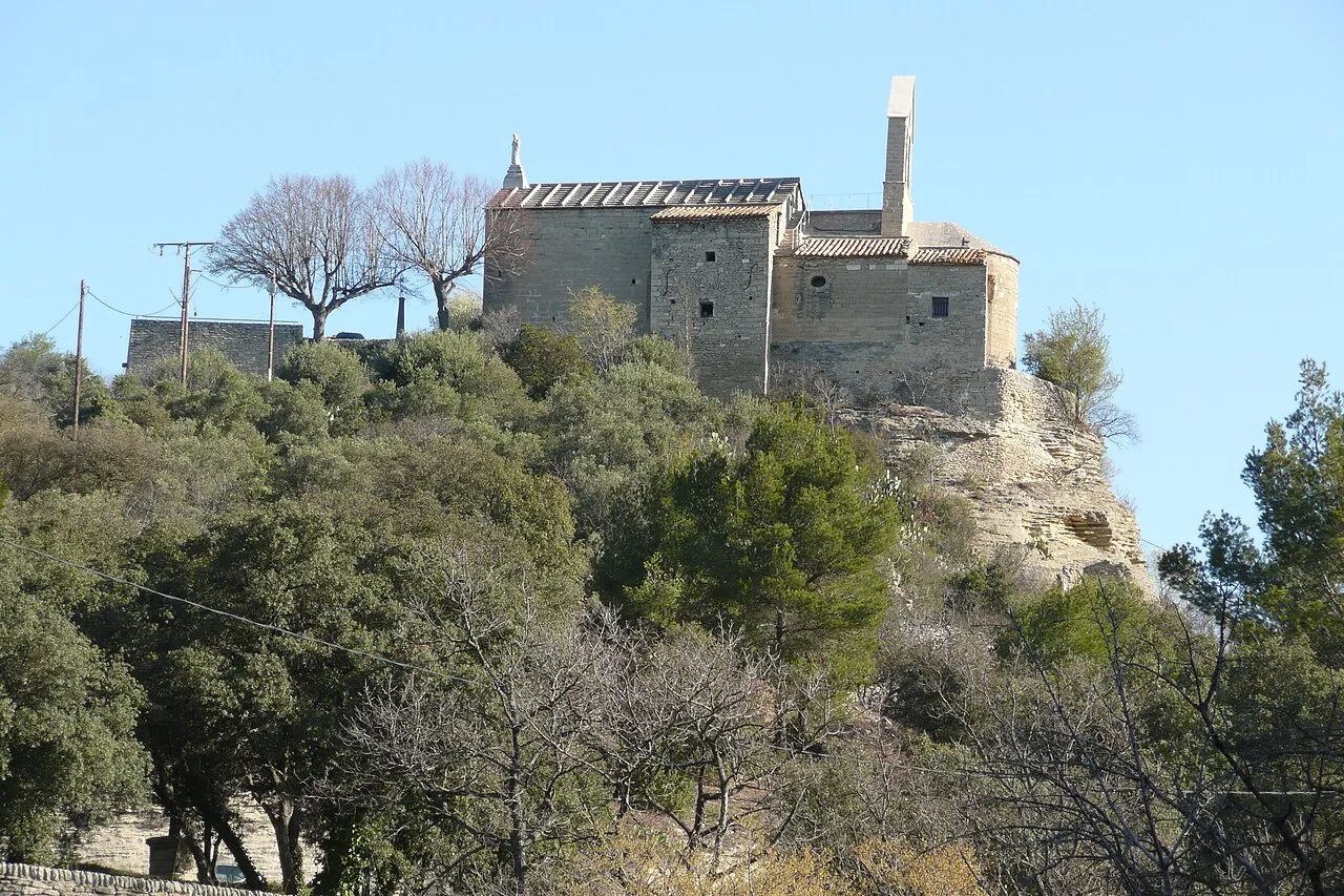 Église de Saumane-de-Vaucluse dans un village perché de Provence